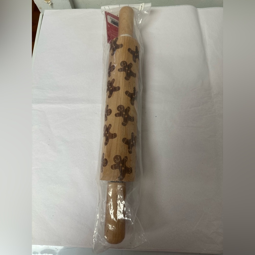 WOODEN GINGERBREAD MAN EMBOSSED ROLLING PIN wood Adorable NEW